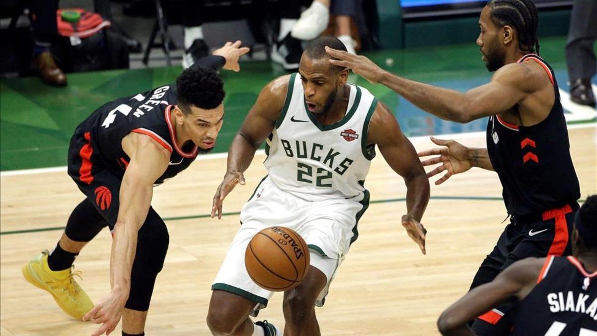 Los Bucks de Milwaukee dan la primera estocada