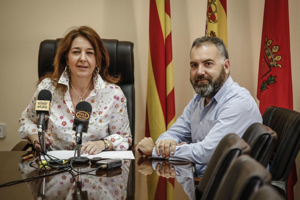 En rueda de prensa con la alcaldesa Adela Pedrosa en mayo de 2015