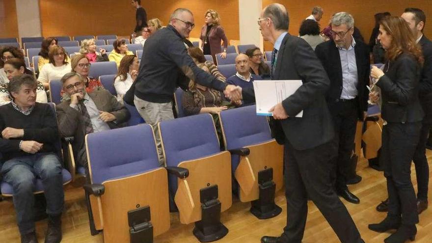 El conselleiro de Sanidade, Jesús Vázquez Almuiña, saluda a profesionales sanitarios de Atención Primaria, ayer, en Santiago. // Xoán Álvarez