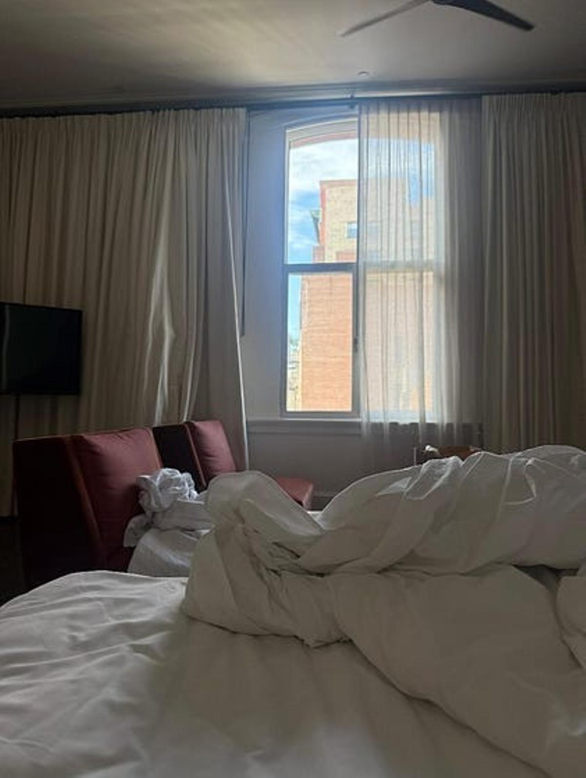 Una cama deshecha de hotel, la imagen que ha utilizado Rosalía para su nuevo post 'La Tour Life'.