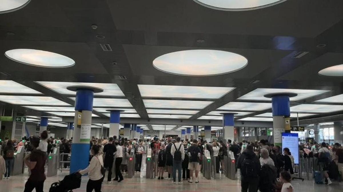 Pasajeros accediendo al control de seguridad para embarcar en el aeropuerto de Mallorca.