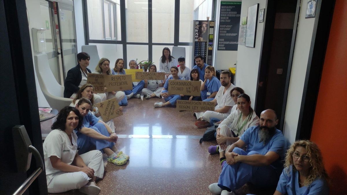 Este martes es el segundo día de sentada en el hospital de estos trabajadores