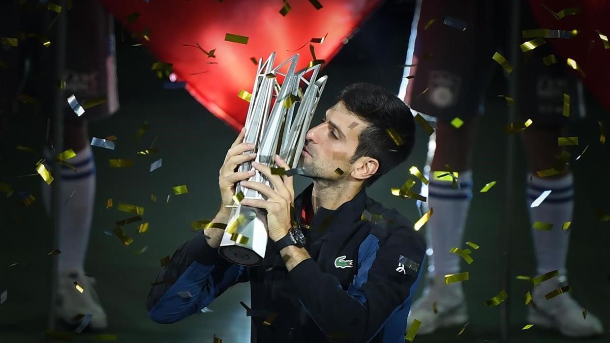 lainz45461682 topshot   serbia s novak djokovic kisses the trophy after wi181014192230