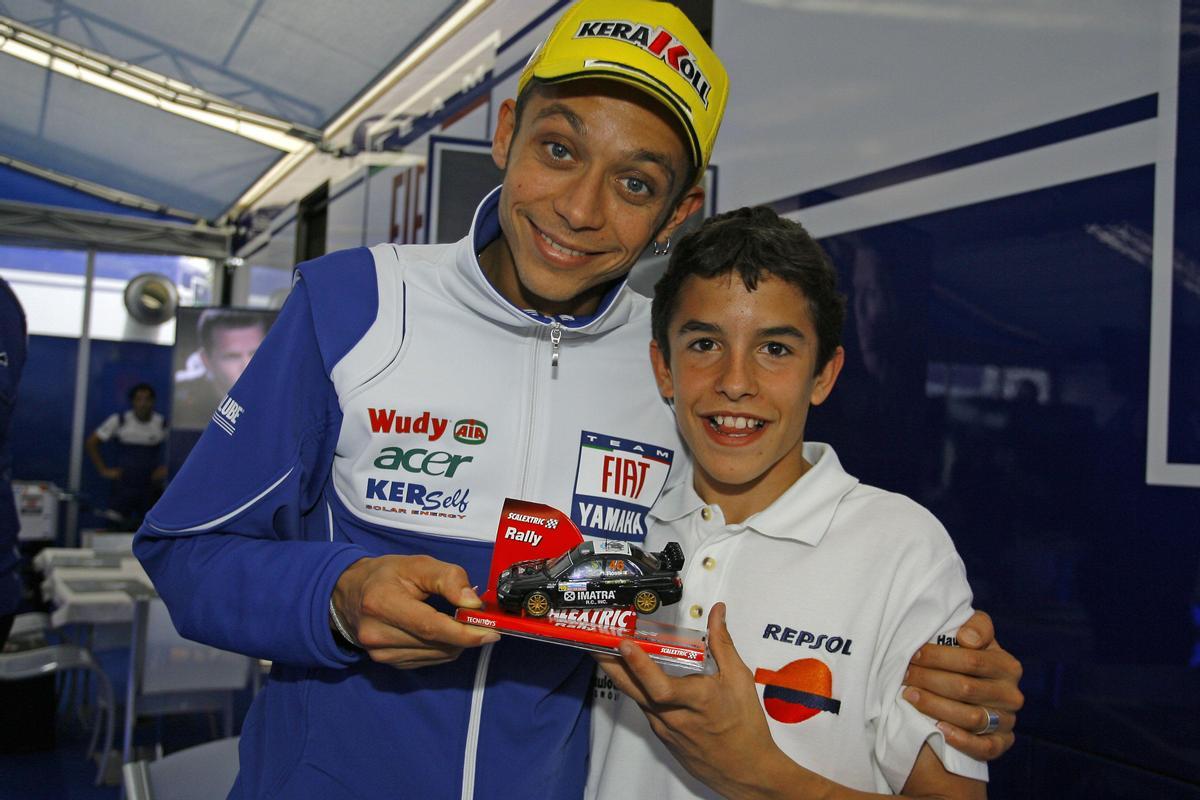 El día que Marc Márquez conoció a Valentino Rossi y le regaló un Subaru de Scalextric.
