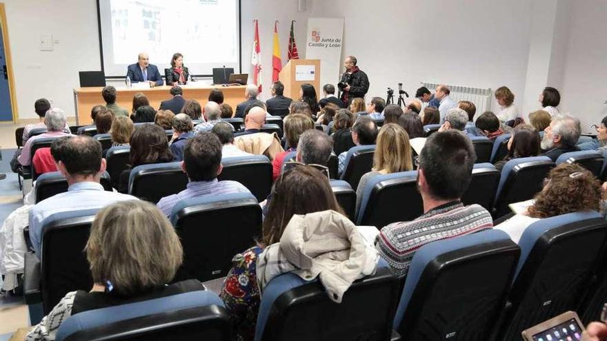 Participantes en la jornada, con la directora de Innovación, P. González, y el director provincial, F. Prada.