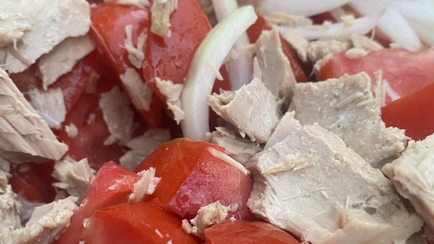 &quot;Ensaladas de tomate y atún&quot;.