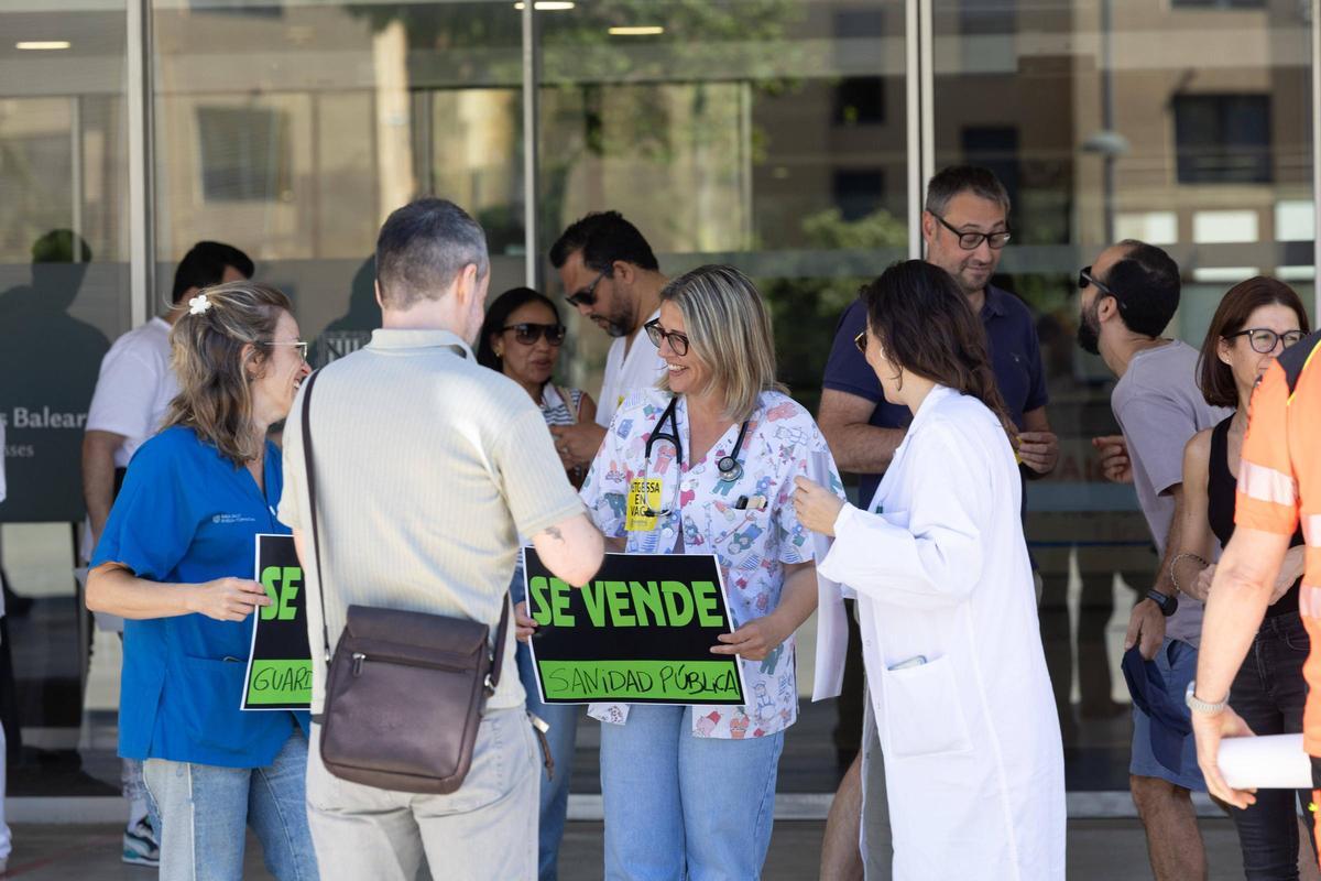 Imágenes de la concentración de la huelga de médicos en las puertas de Can Misses