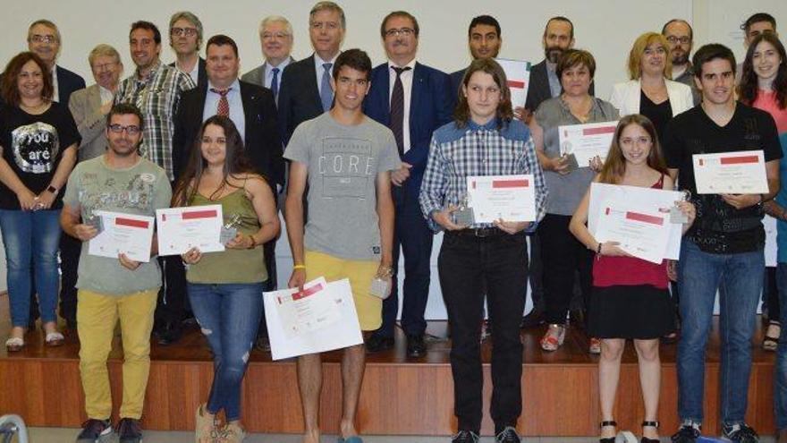 Els guanyadors del concurs, amb representants dels organitzadors