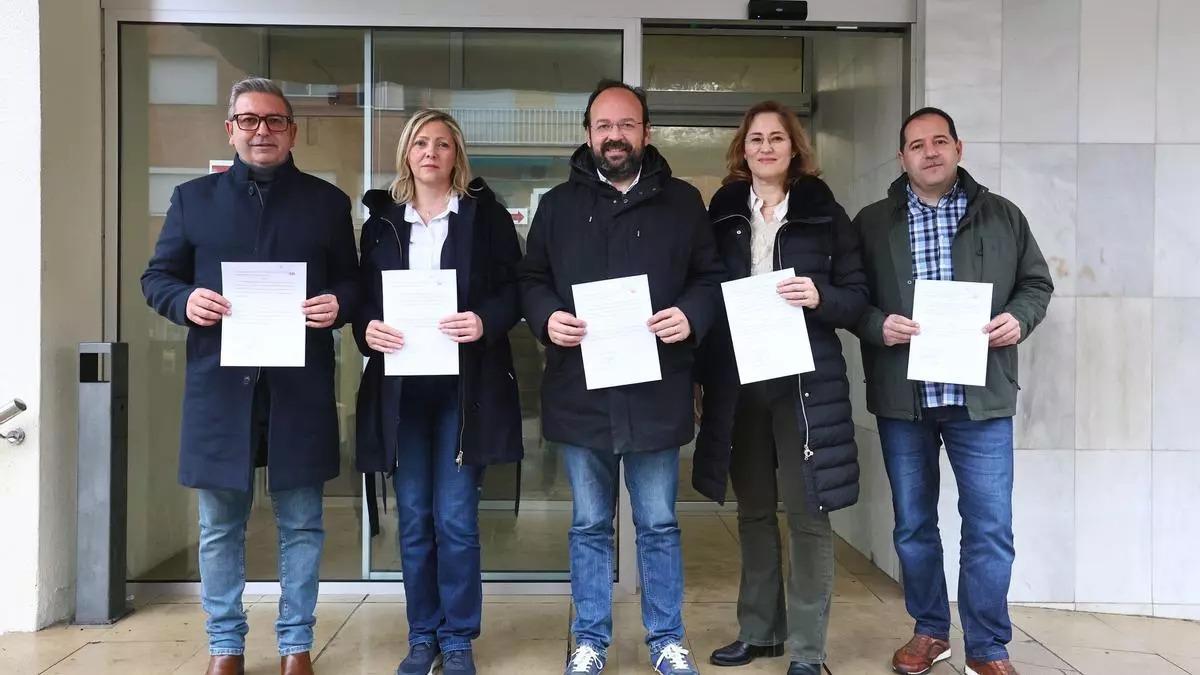 Los concejales de Ciudadanos Vilamarxant tras presentar su renuncia.