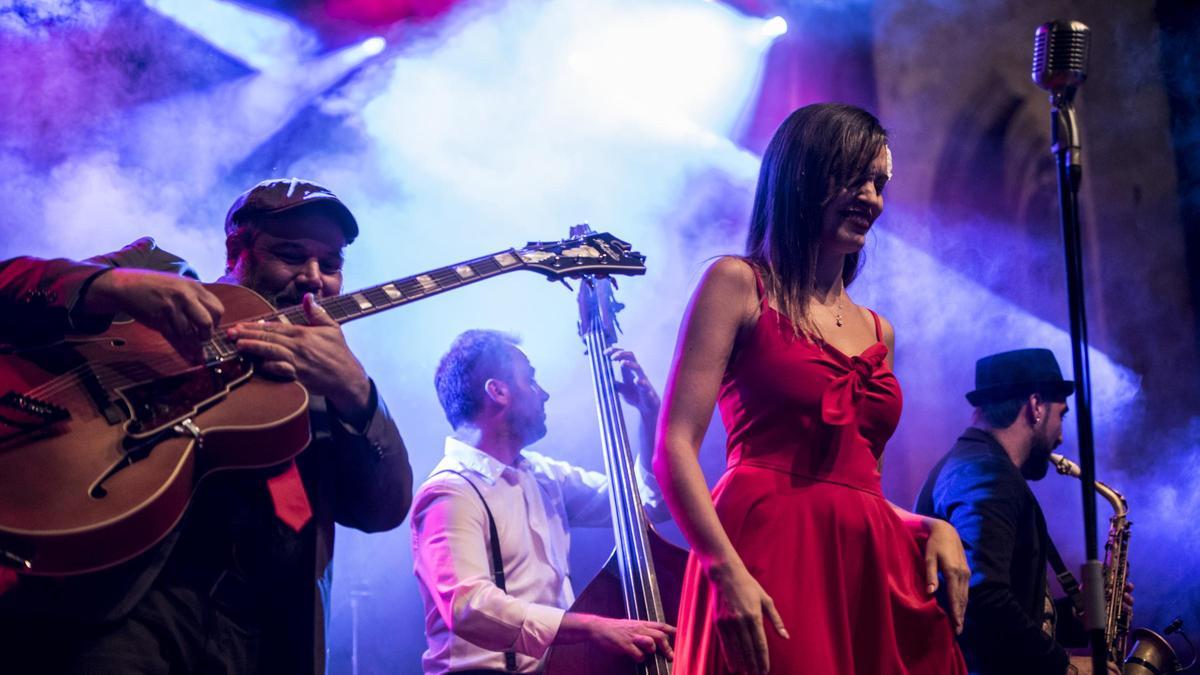 VÍDEO | Así fue el concierto de Swing Ton Ni Song en la plaza Santa María de Cáceres