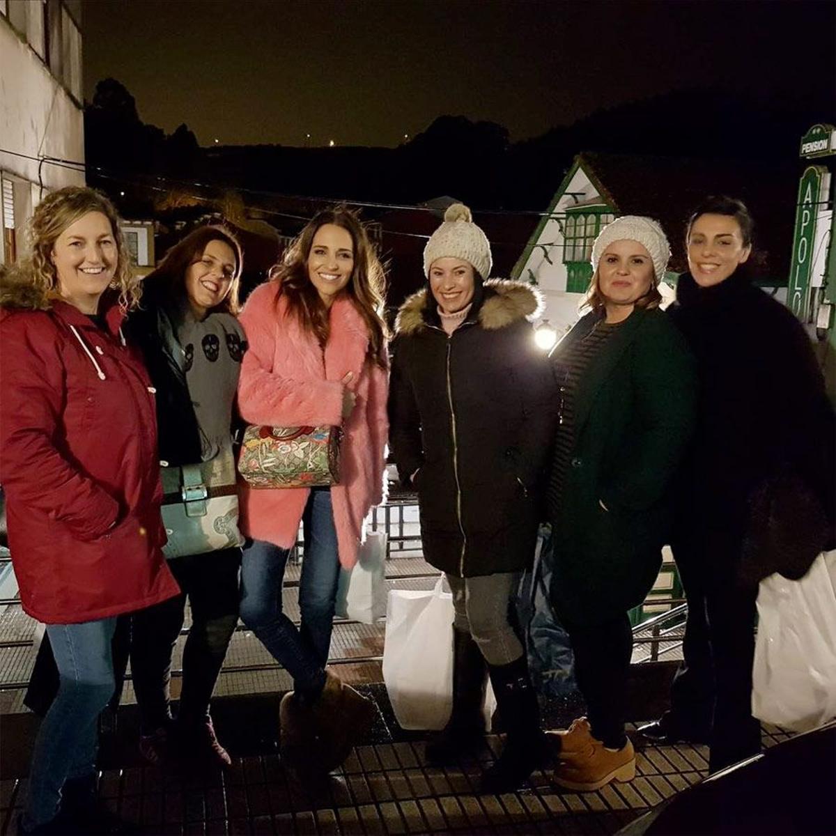 Paula Echevarría con abrigo de pelo rosa junto a unas amigas