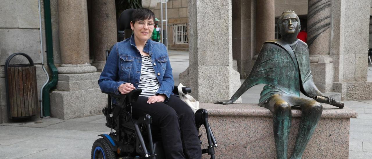 Lucía García, fundadora de la Asociación buELA, junto a la escultura de Antonio Palacios en Porriño. // Anxo Gutiérrez