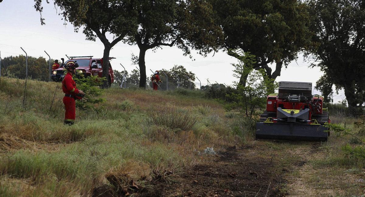 Arriba, el dron terrestre «Asturcón». A la izquierda, maquinaria desplegada en las maniobras y militares de la UME durante la instrucción. Encima de estas líneas, el capitán Salsón y, debajo, varios vehículos de la UME en Monte la Reina. | ALBA PRIETO | CEDIDAS