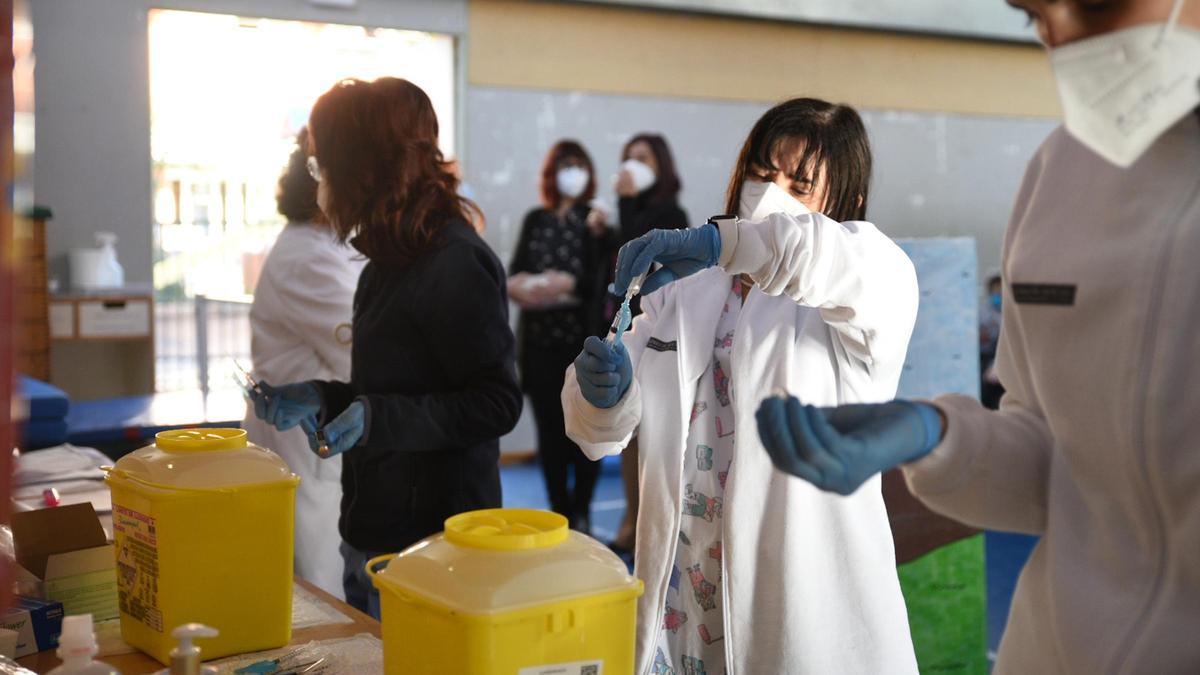 Una enfermera prepara una vacuna contra la covid