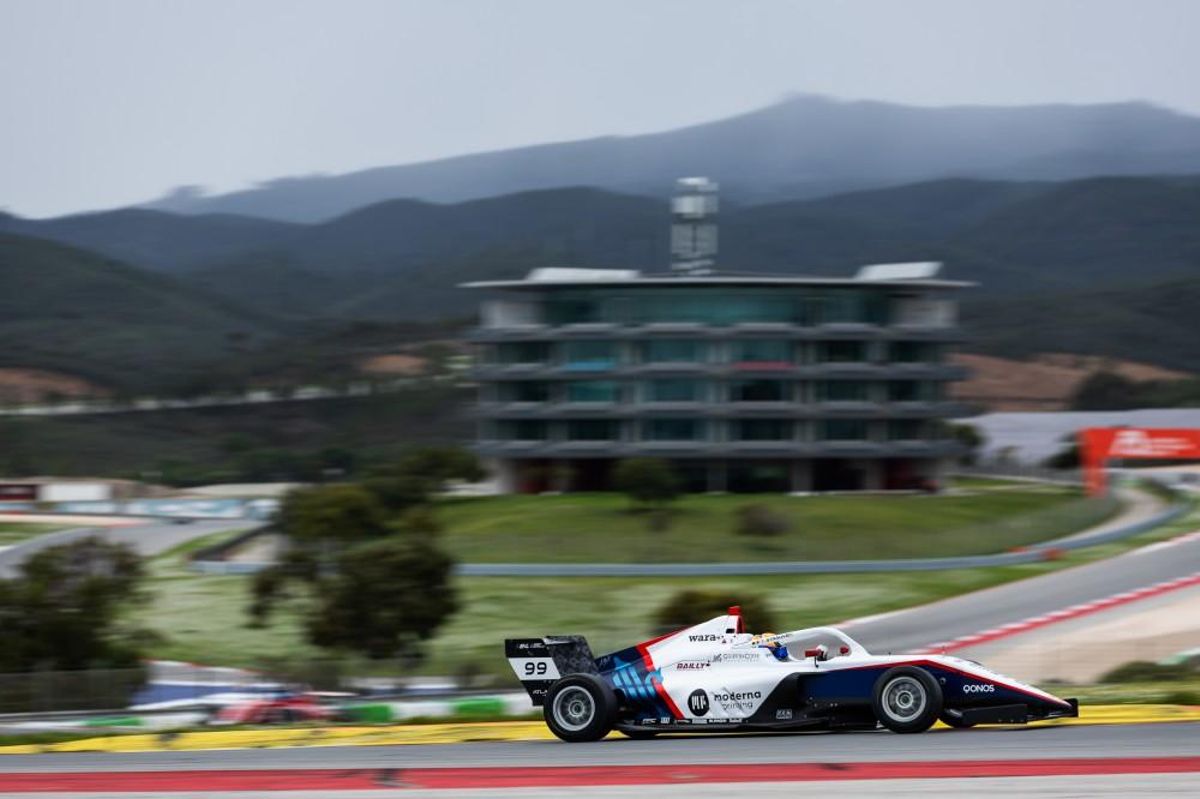 Corriendo en la tercera prueba de la temporada 2025 de F4 Spain