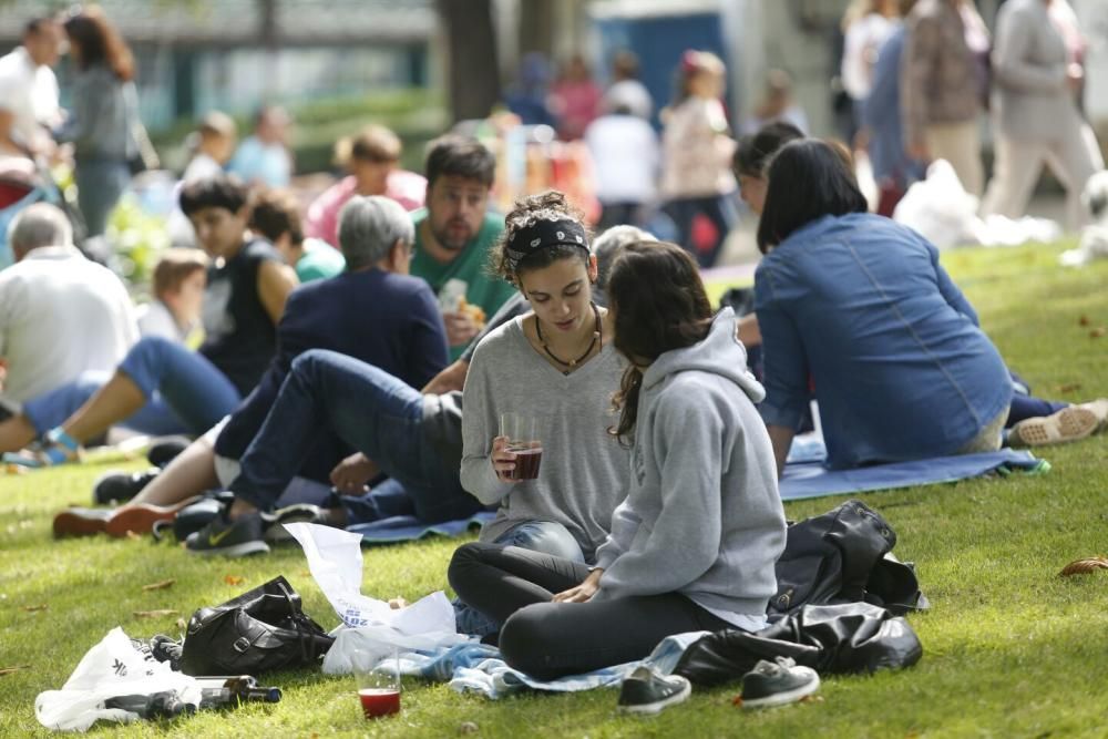 Multitudinario reparto del bollo en San Mateo