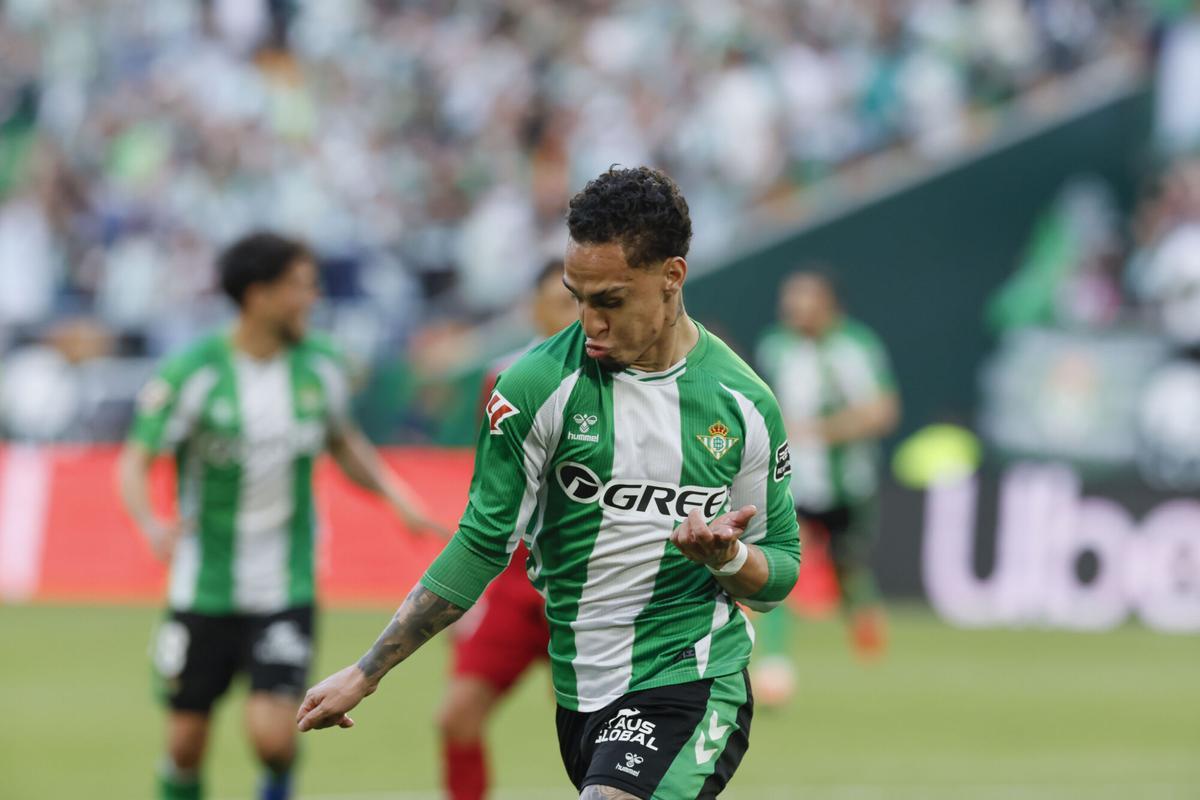 Antony celebra su gol contra el Sevilla durante el partido de la jornada 26 de LaLiga entre el Betis y el Sevilla en el estadio de la Cartuja