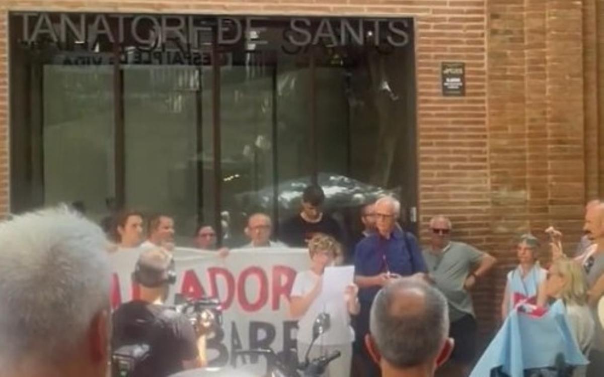 Veïns irrompen en la inauguració del Tanatori de Sants per protestar contra la seva obertura
