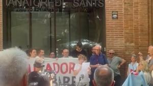 Protesta durante el día de inauguración del Tanatorio de Sants