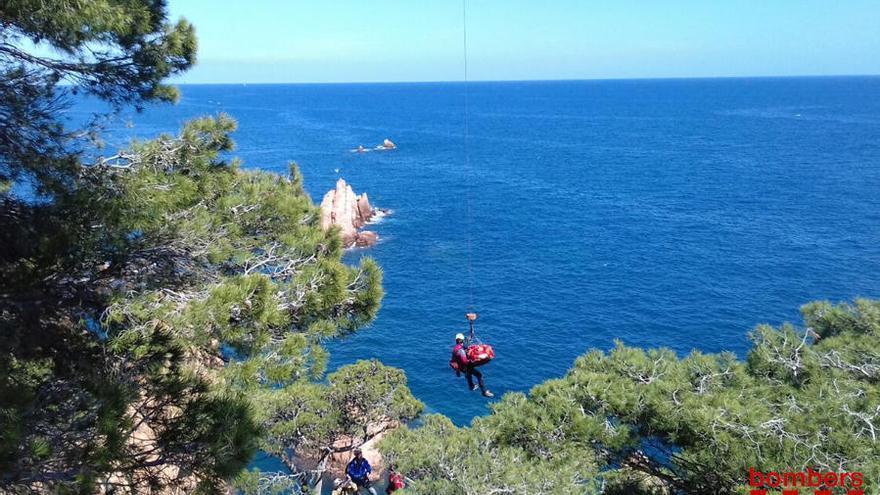 Rescaten un grup de joves encallat a la via ferrada de Sant Feliu de Guíxols