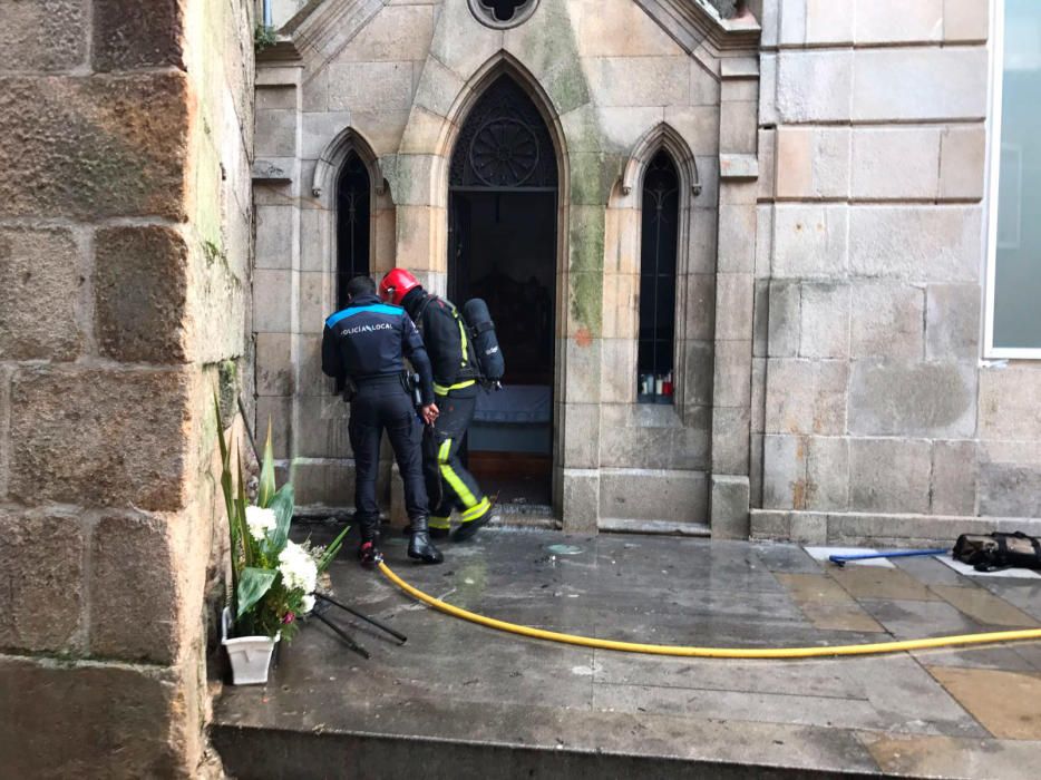 Arde el retablo de la capilla de las Ánimas en Pon