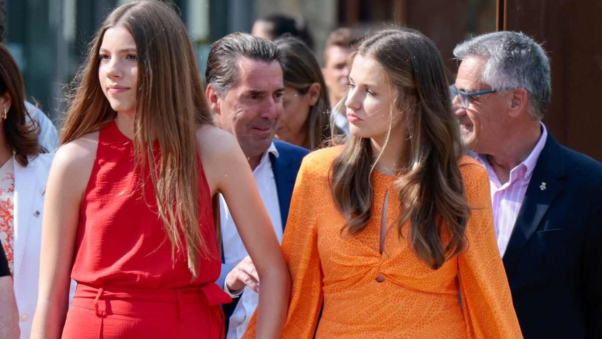 La princesa Leonor y la infanta Sofía apuestan por el color en el primer acto en Girona