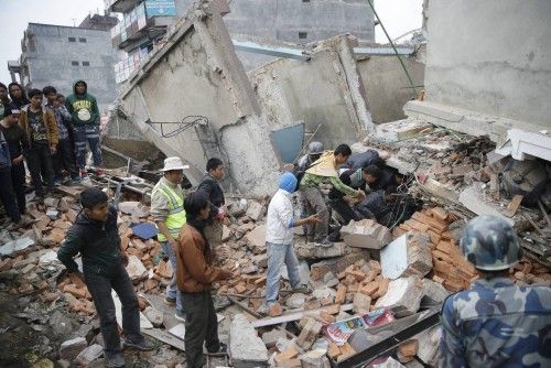 Destrozos en las calles de Katmandú