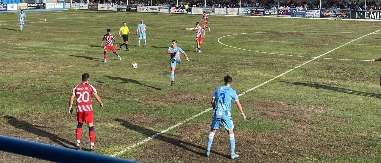 Acción del Coria-Atlético B donde se aprecia el mal estado del terreno de juego.