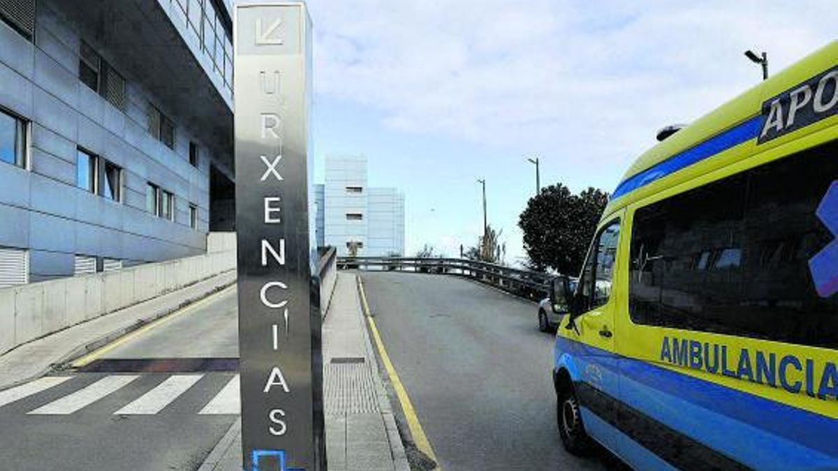 Una ambulancia, en la rampa de acceso a las Urgencias del Hospital Universitario de A Coruña (Chuac). | // VÍCTOR ECHAVE