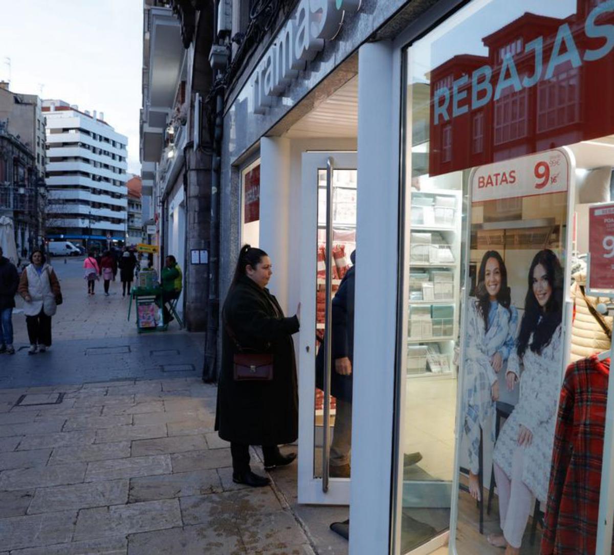 Rebajas, bálsamo para el comercio de Avilés