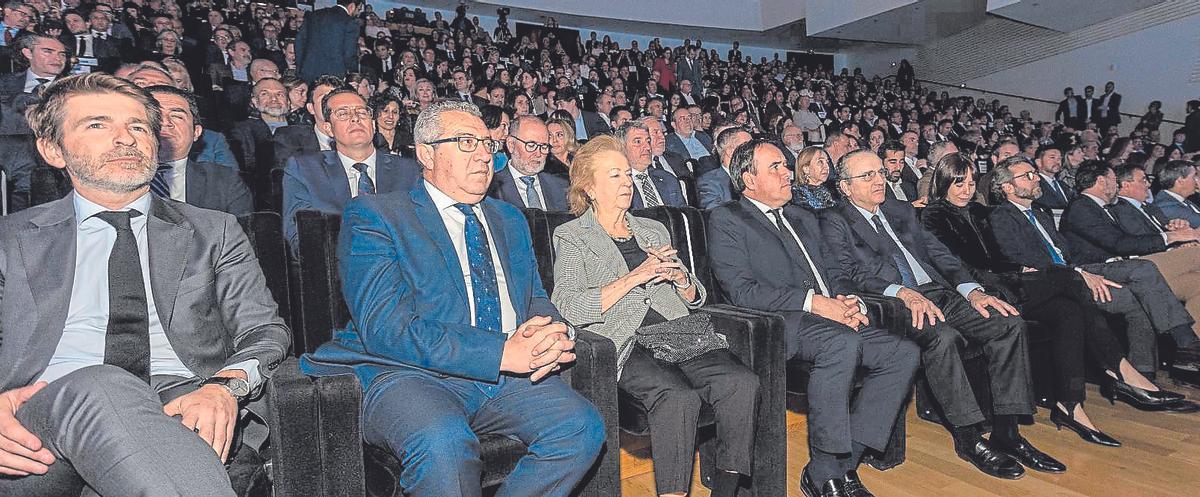 Un primer plano en la primera fila del auditorio con (de izquierda a derecha) Sergi Guillot, director general de Prensa Ibérica; el presidente de la Diputación y alcalde de Benidorm, Toni Pérez; la vicepresidenta de Prensa Ibérica, Arantza Sarasola; el presidente de la Generalitat Valenciana, Juanfran Pérez Llorca; el presidente de Prensa Ibérica, Javier Moll; la ministra de Ciencia, Innovación y Universidades, Diana Morant; y el consejero delegado de Prensa Ibérica, Aitor Moll.