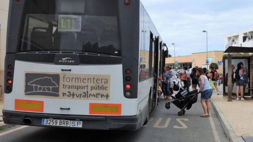 Un autobús de línea en la parada de Sant Francesc el pasado mes de agosto. | D.I.