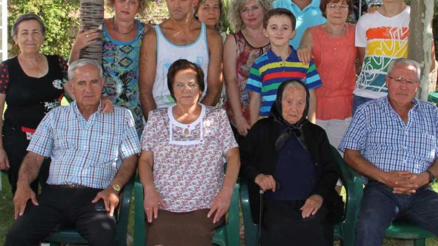 Pascuala Bermúdez rodeada de sus familiares con motivo de sus 104 años.