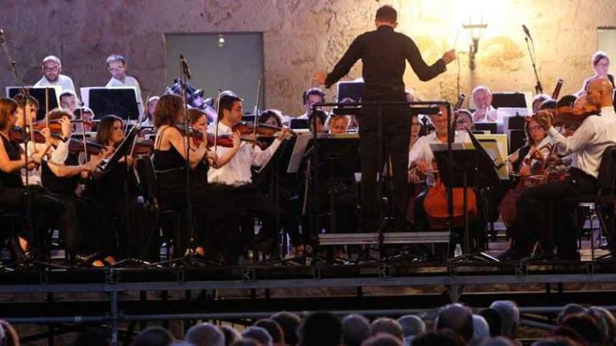 La Orquesta Sinfónica de la región inunda de música la plaza de la Catedral