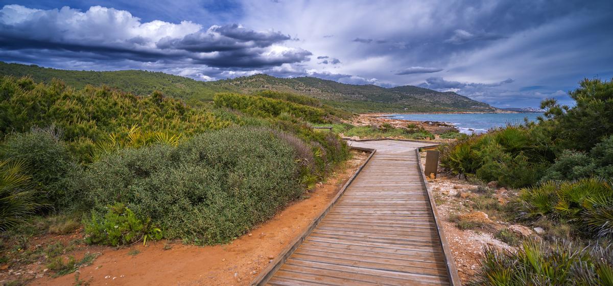 Es uno de los Parques Naturales más desconocidos y salvajes de España, un paraíso para hacer senderismo.