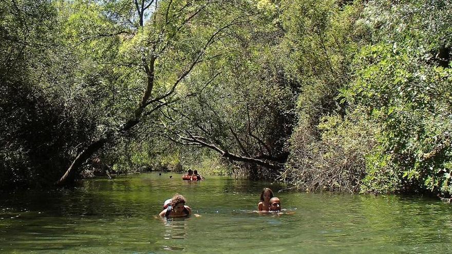 Charco Largo del Dique. En El Burgo, se accede a través del Parque Natural Sierra de las Nieves y la Gran Senda de Málaga.