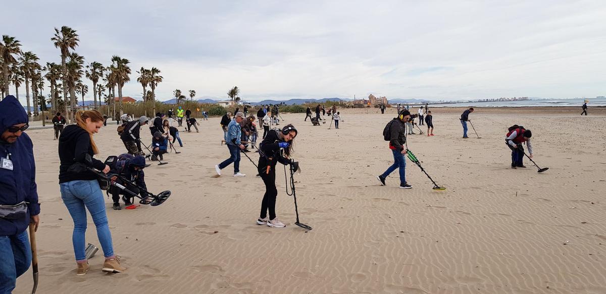 Aficionados en una playa de la Comunitat.