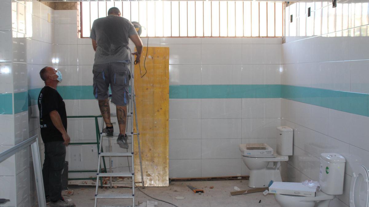 Imagen de las obras que se están realizando en un colegio de Castelló.