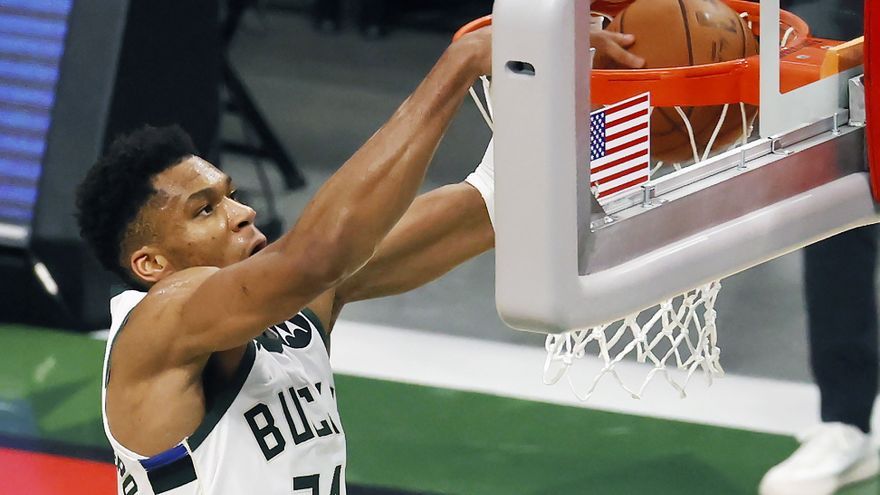 Antetokounmpo machaca el aro de los Suns.