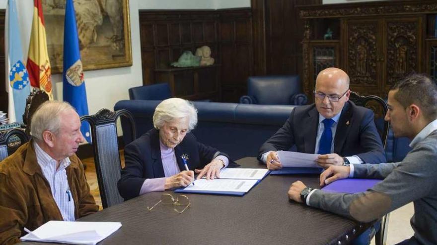 Doval, Elisa Tejada y Manuel Baltar, en el acto de firma del acuerdo. // FdV