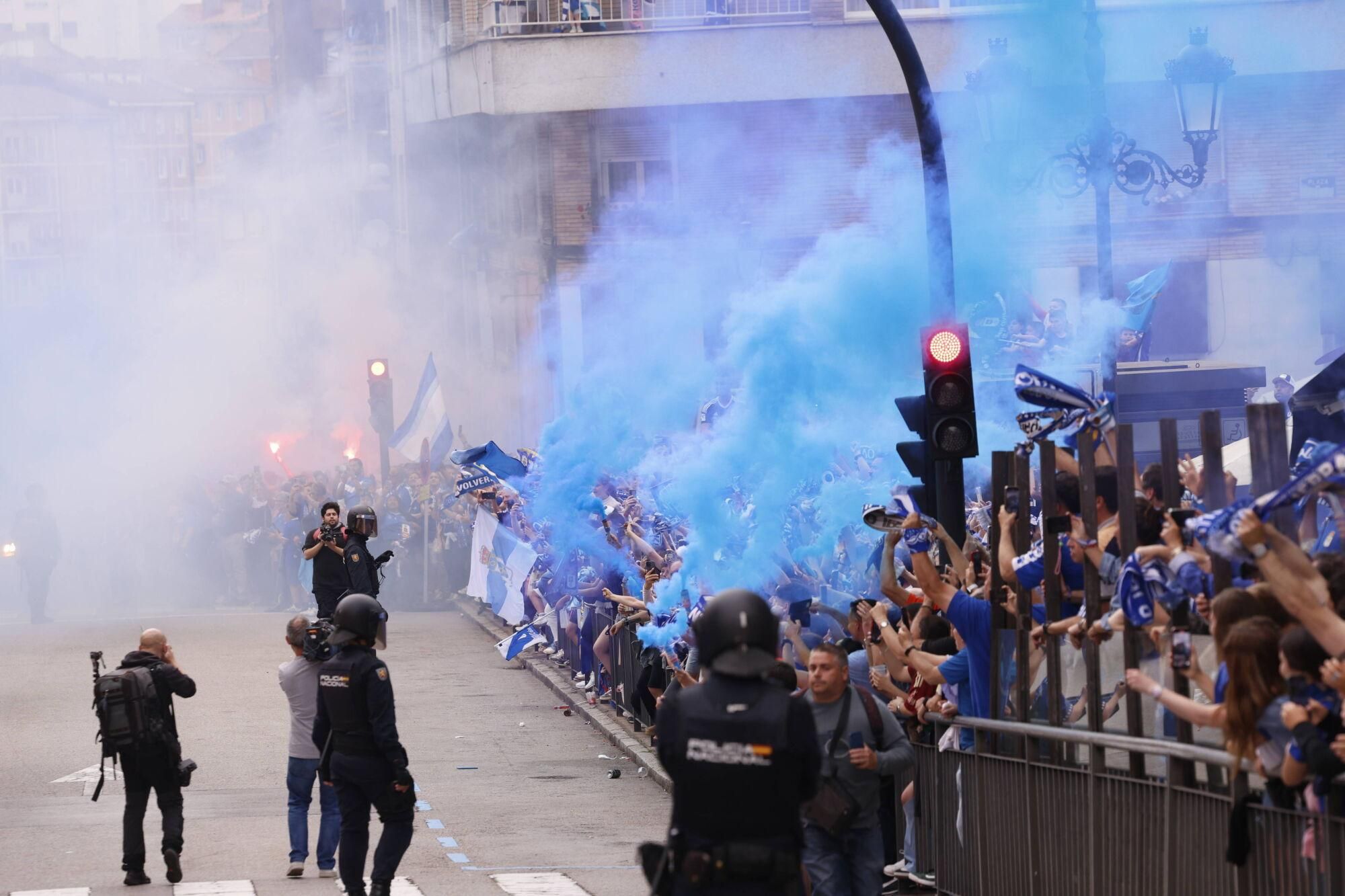 EN IMÁGENES: Espectacular recibimiento de la afición del Oviedo a su equipo antes de la vuelta por el ascenso contra el Almería