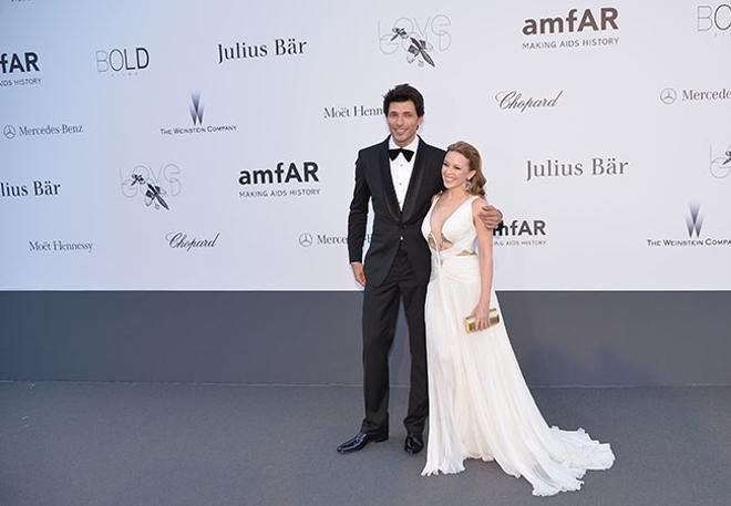 Kylie Minogue y Andrés Velencoso en la gala amfAR