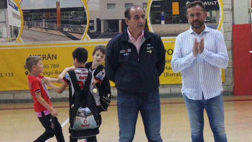 El jefe provincial de Deportes, Daniel Benavides, y el concejal de Deportes, Ignacio González, en la clausura del torneo. FdV