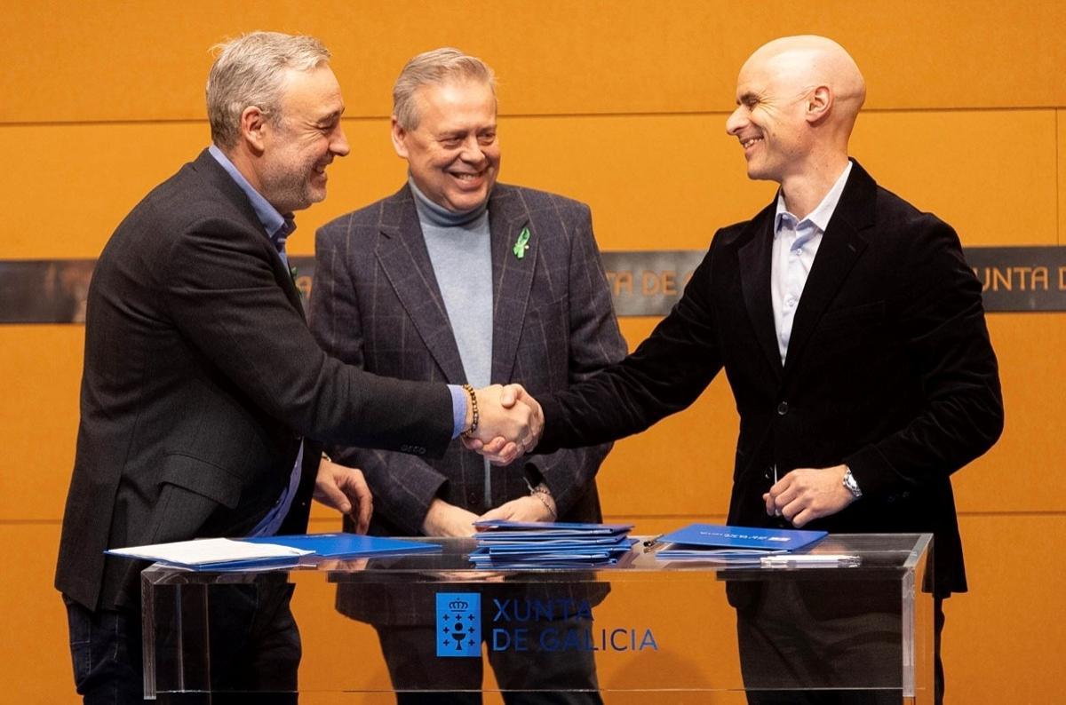 El gerente del Sergas, José Ramón Parada, saluda al gerente José Flores en presencia del conselleiro Antonio Gómez Caamaño