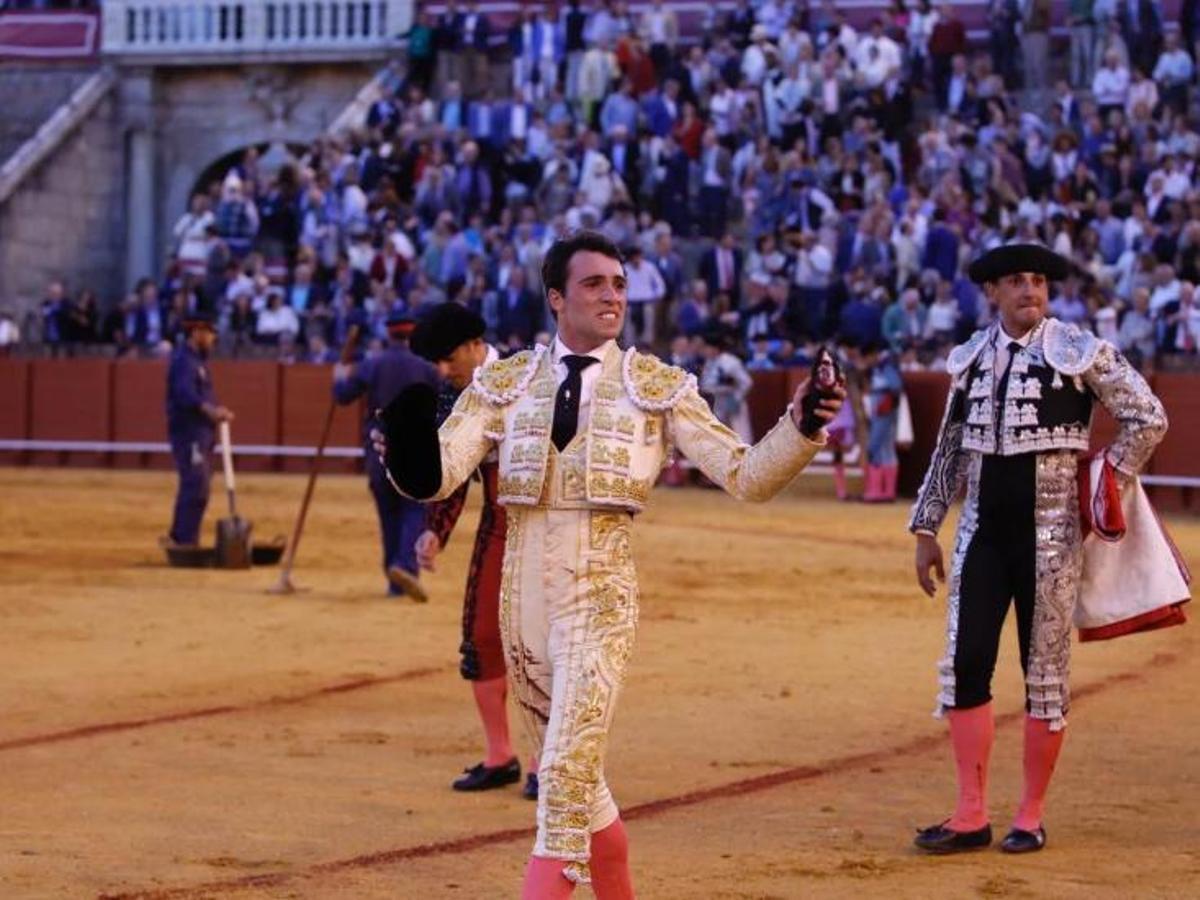 Archivo. Rafael Serna corta una oreja en la Maestranza en 2019.