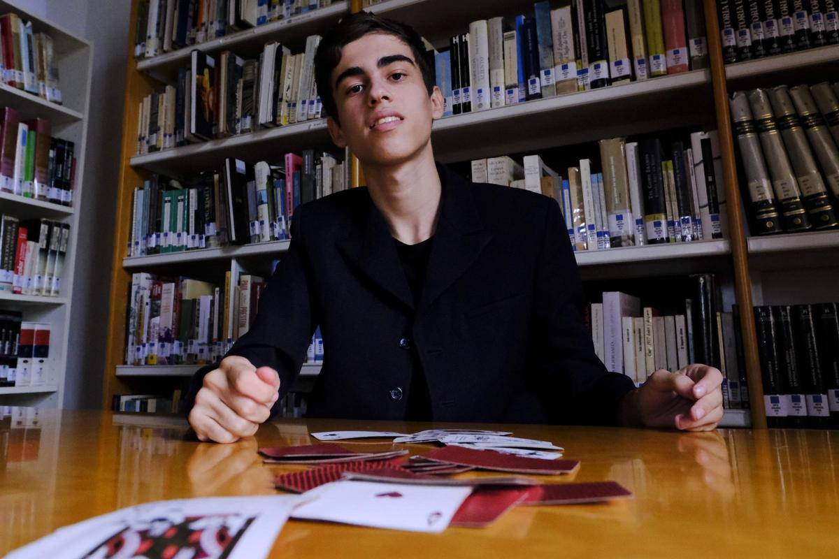César Ávila Suárez, un aprendiz de mago de 15 años que ya se sube a los escenarios.