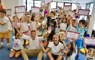 Los participantes en el campamento «Naturarte» se licencian en diversión