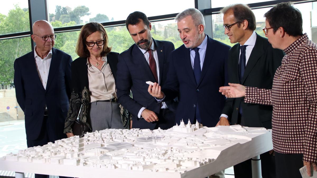 Máximos responsables del Ayuntamiento de Barcelona, la Generalitat y Fira junto a una maqueta del futuro recinto de Montjuïc remodelado
