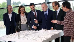 Máximos responsables del Ayuntamiento de Barcelona, la Generalitat y Fira junto a una maqueta del futuro recinto de Montjuïc remodelado