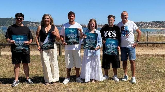 El alcalde, Juan González, y la directora xeral de Xuventude, Lara Meneses, y la diputada, Paula Bouzós, ayer, con la organización.